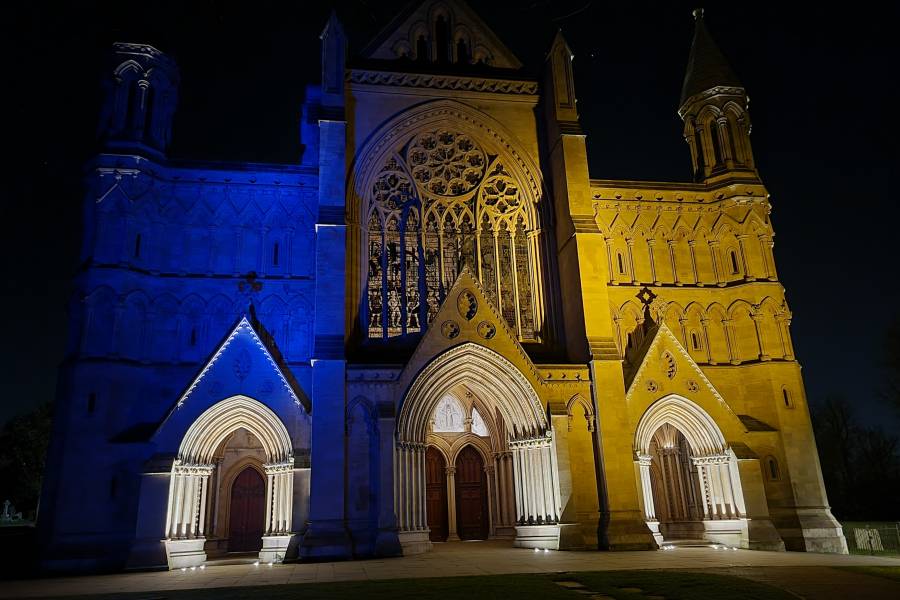  St Albans Cathedral lit up in colours of Ukraine. Credit @StAlbansCath