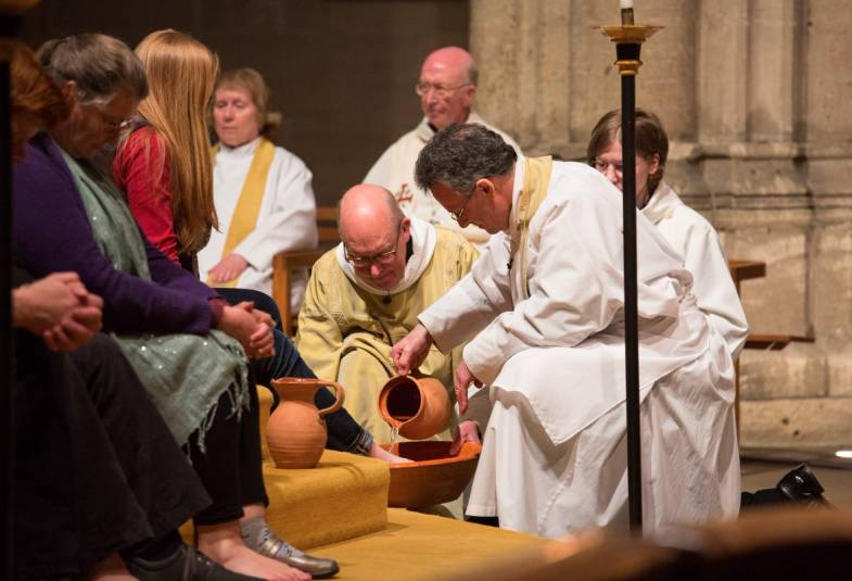 Clergy washing feet at Maundy Thursday service