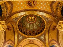 Close up on the golden ceiling with dome and arches
