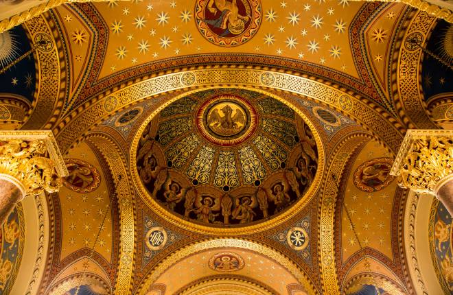 Close up on the golden ceiling with dome and arches