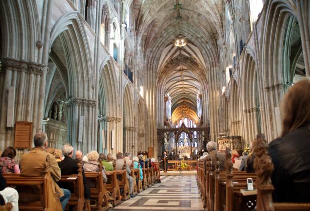 Filled pews at Worcester cathedral service 